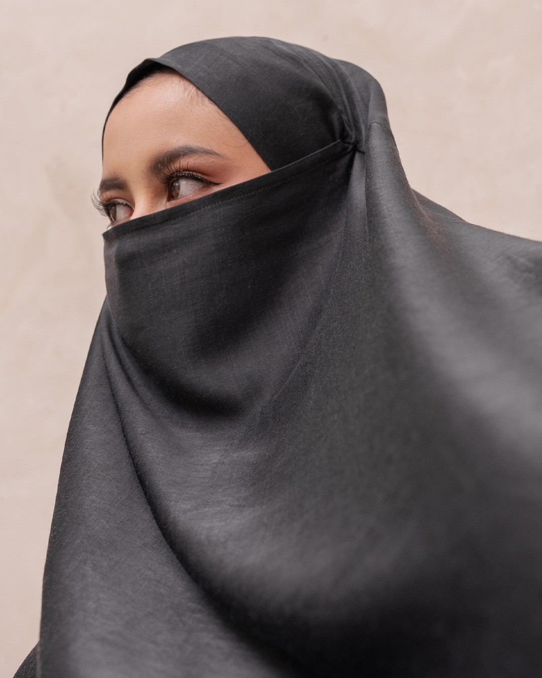 Saqqina Hijab - Aluna Abaya (Abaya Dress Haji dan Umrah) Muslim Gamis Wanita Outer (Bahan Bonanza Super Premium / Anti Uv) - Dark Grey